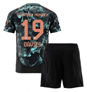 Bayern Munich Alphonso Davies #19 Bortedraktsett Barn 2024-25 Kortermet (+ Korte bukser)