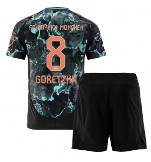Bayern Munich Leon Goretzka #8 Bortedraktsett Barn 2024-25 Kortermet (+ Korte bukser)