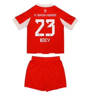 Bayern Munich Sacha Boey #23 Hjemmedraktsett Barn 2025-26 Kortermet (+ Korte bukser)