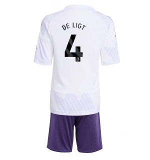 Manchester United Matthijs de Ligt #4 Bortedraktsett Barn 2025-26 Kortermet (+ Korte bukser)