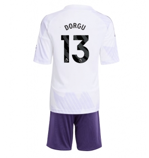 Manchester United Patrick Dorgu #13 Bortedraktsett Barn 2025-26 Kortermet (+ Korte bukser)