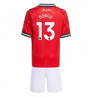 Manchester United Patrick Dorgu #13 Hjemmedraktsett Barn 2025-26 Kortermet (+ Korte bukser)