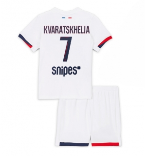Paris Saint-Germain Khvicha Kvaratskhelia #7 Bortedraktsett Barn 2025-26 Kortermet (+ Korte bukser)